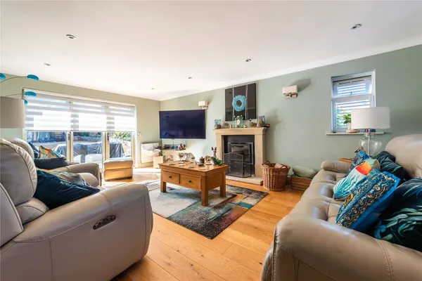 Usherwood Close, Tadworth, KT20 photo 3