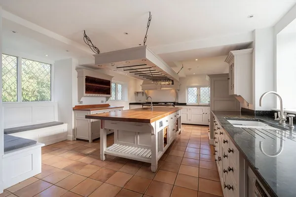 Blackhills, Esher, KT10 photo 4