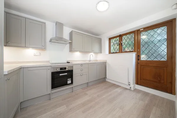 Blackhills, Esher, KT10 photo 14