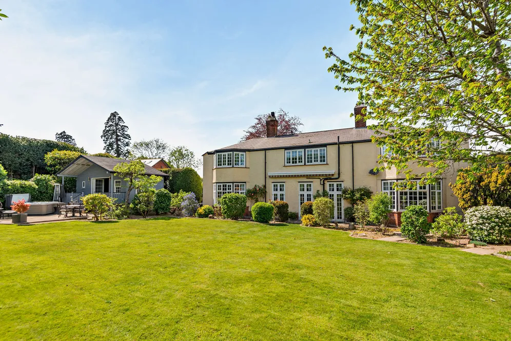 London Road, Bagshot, GU19 photo 3