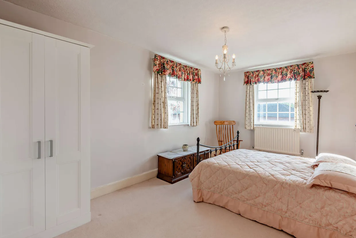 London Road, Bagshot, GU19 photo 18