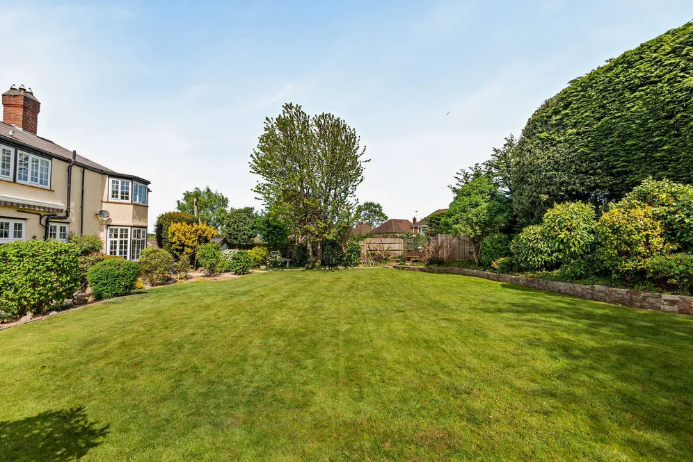 London Road, Bagshot, GU19 photo 20
