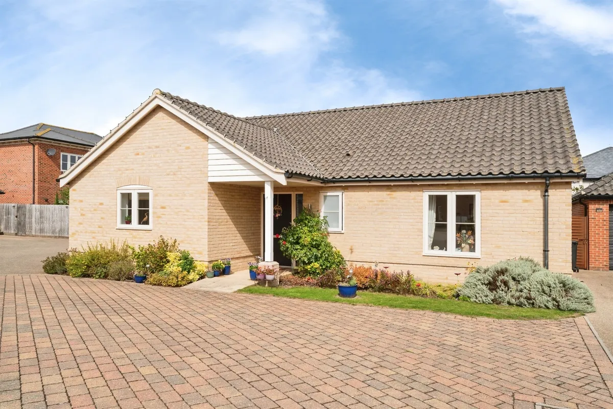 Magpie Close, Holt