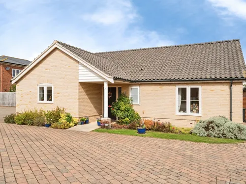 Magpie Close, Holtphoto