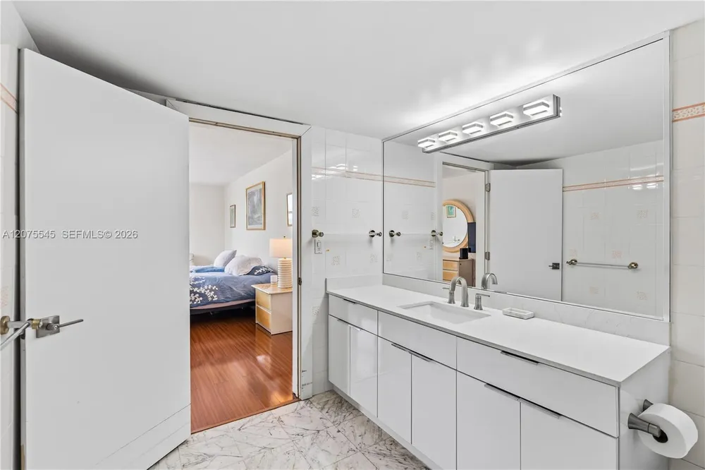 5001 Collins Ave, Miami Beach, FL 33140