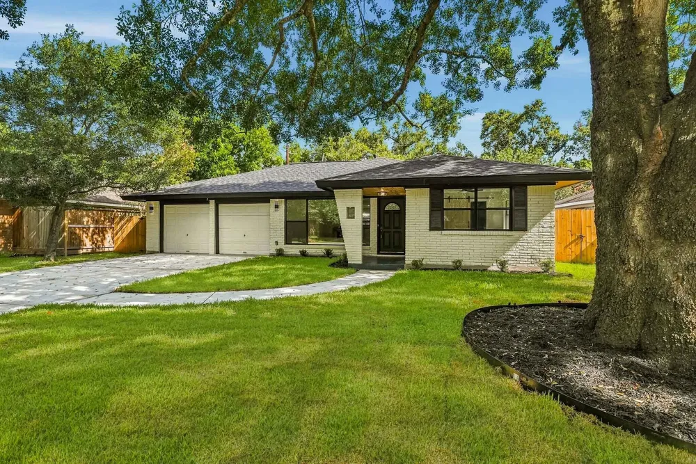 5322 Briarbend Dr, Houston, TX 77096