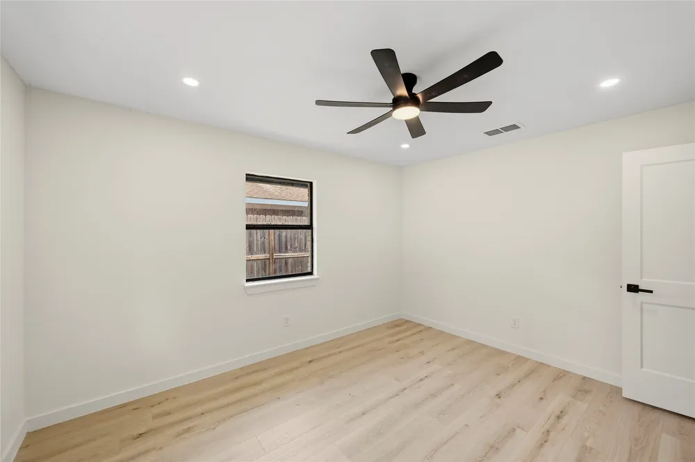 5322 Briarbend Dr, Houston, TX 77096