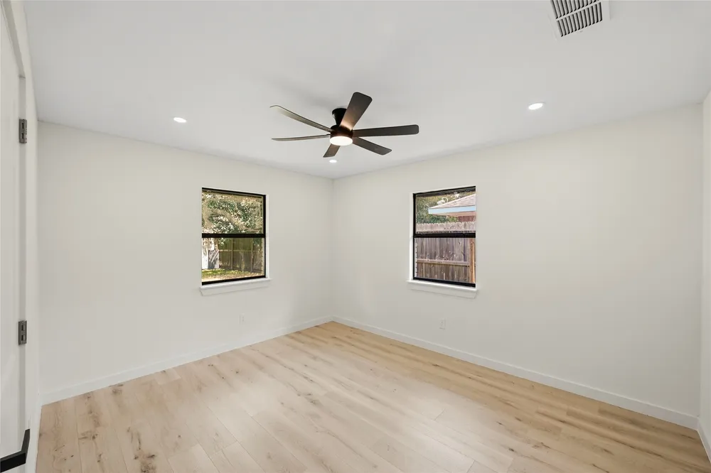 5322 Briarbend Dr, Houston, TX 77096