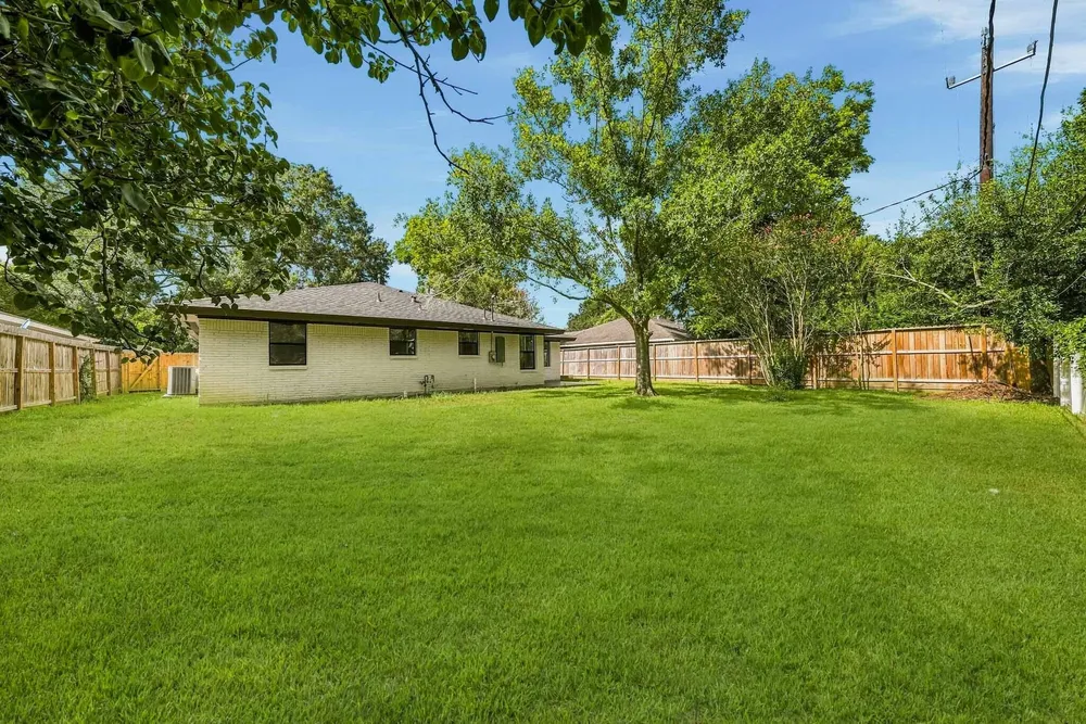 5322 Briarbend Dr, Houston, TX 77096