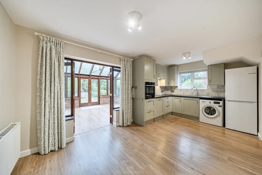 Cootes Avenue, Horsham, RH12 photo 2
