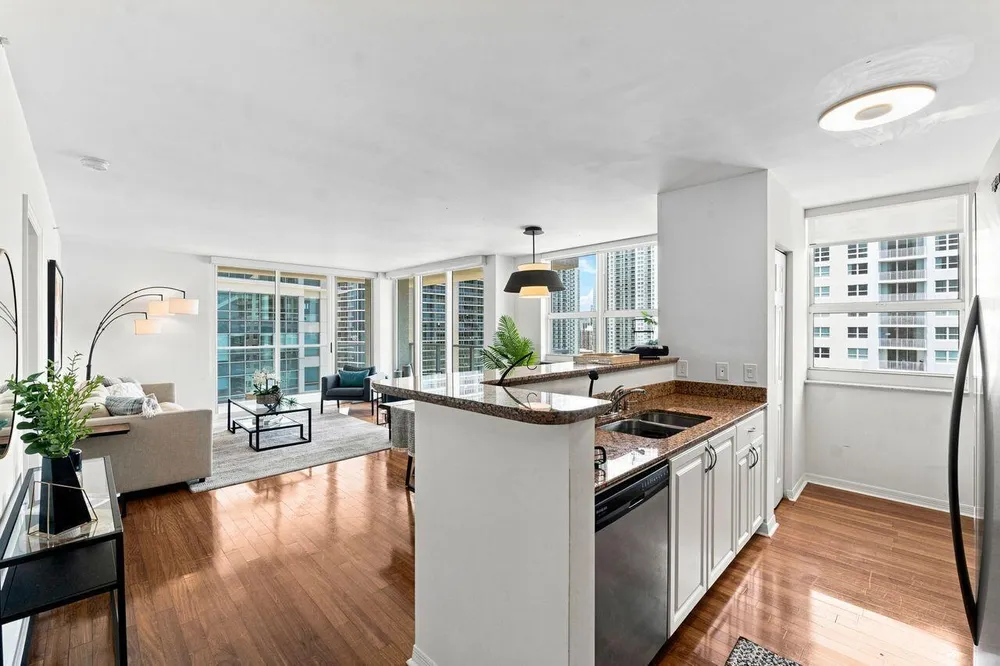 1155 Brickell Bay Dr, Miami, FL 33131