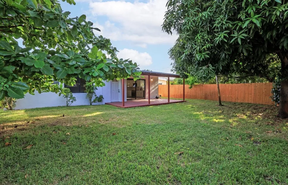 699 NE 40th St, Oakland Park, FL 33334