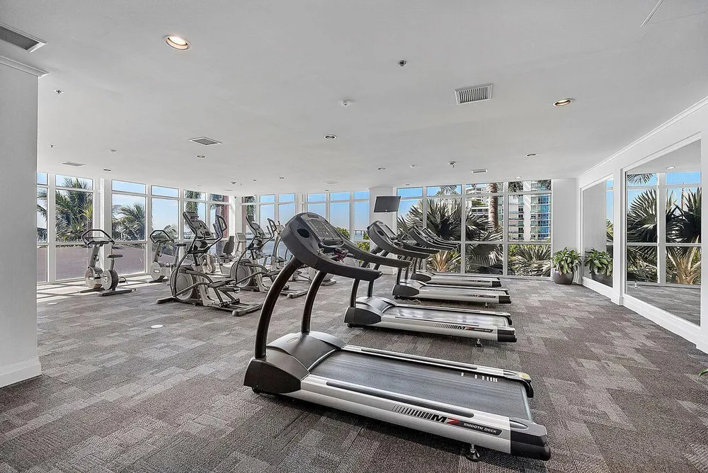 1155 Brickell Bay Dr, Miami, FL 33131