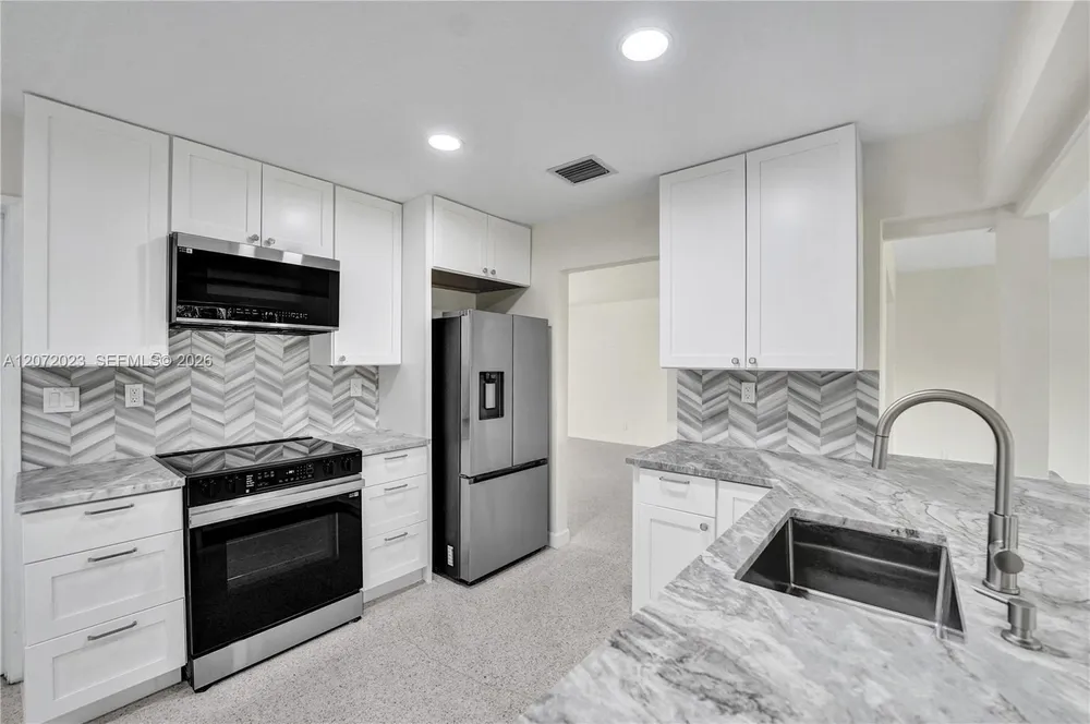 1524 NE 37th St, Oakland Park, FL 33334