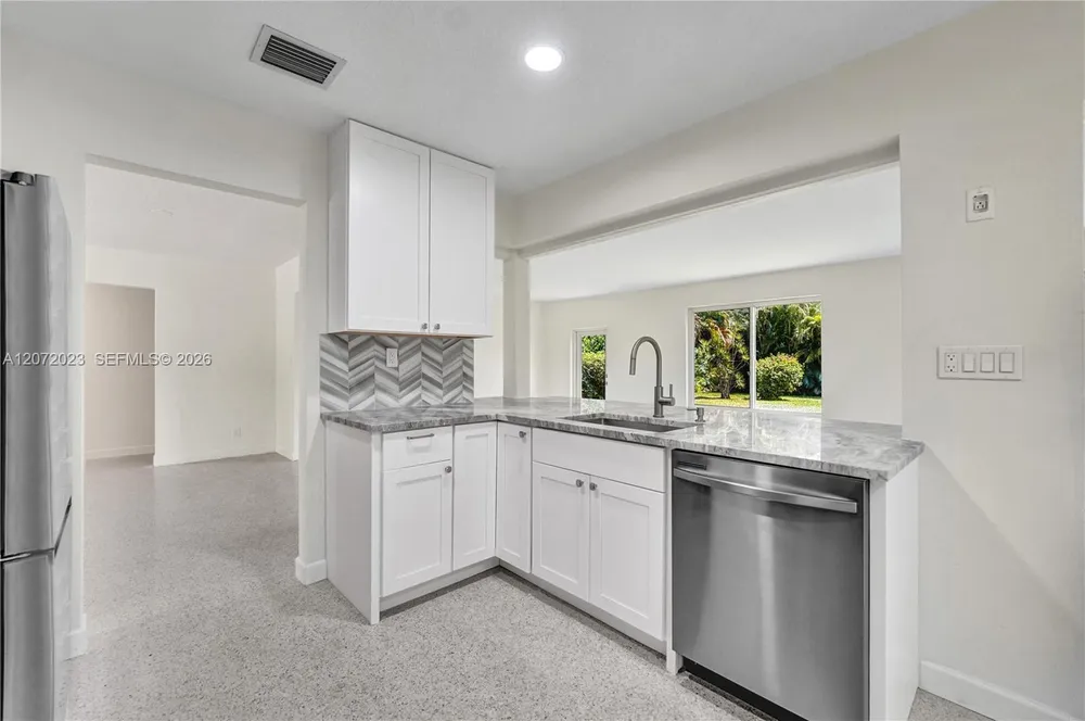 1524 NE 37th St, Oakland Park, FL 33334