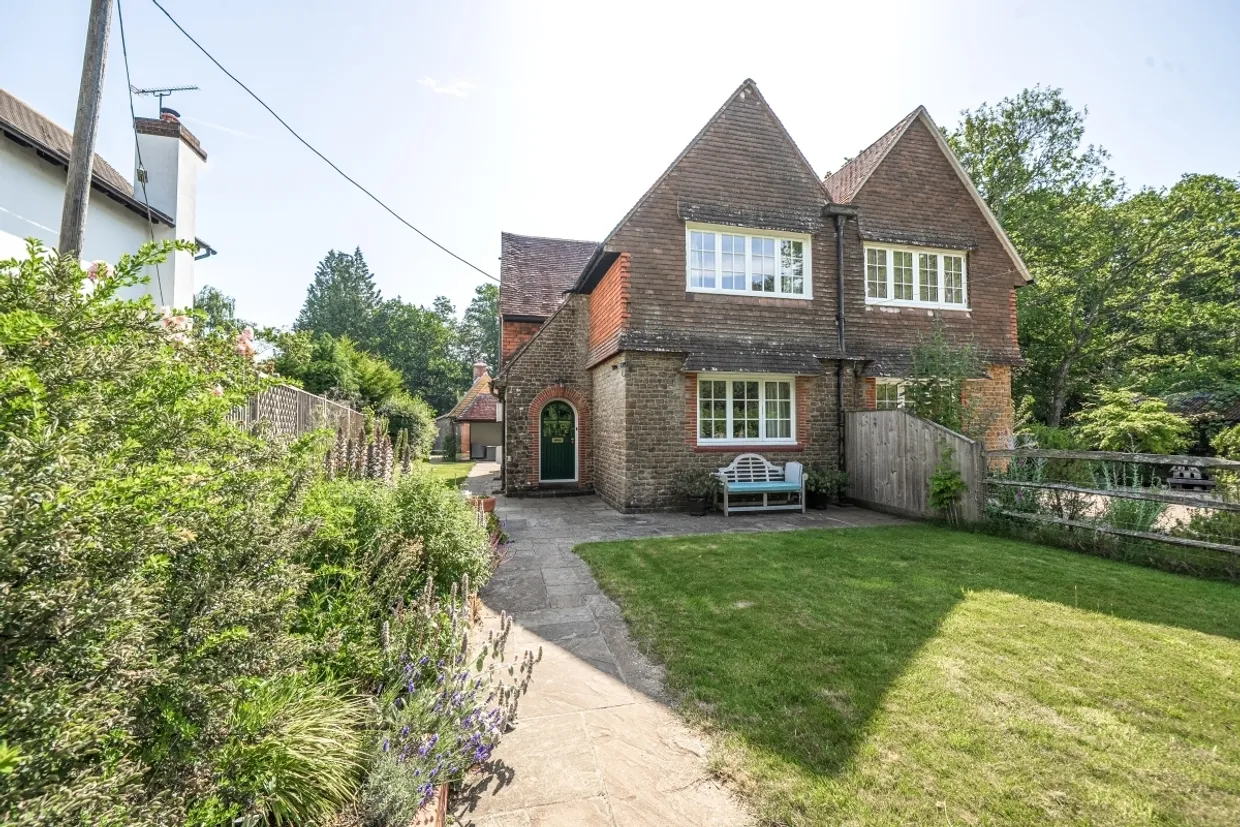 Combe Lane Godalming GU8 photo 1