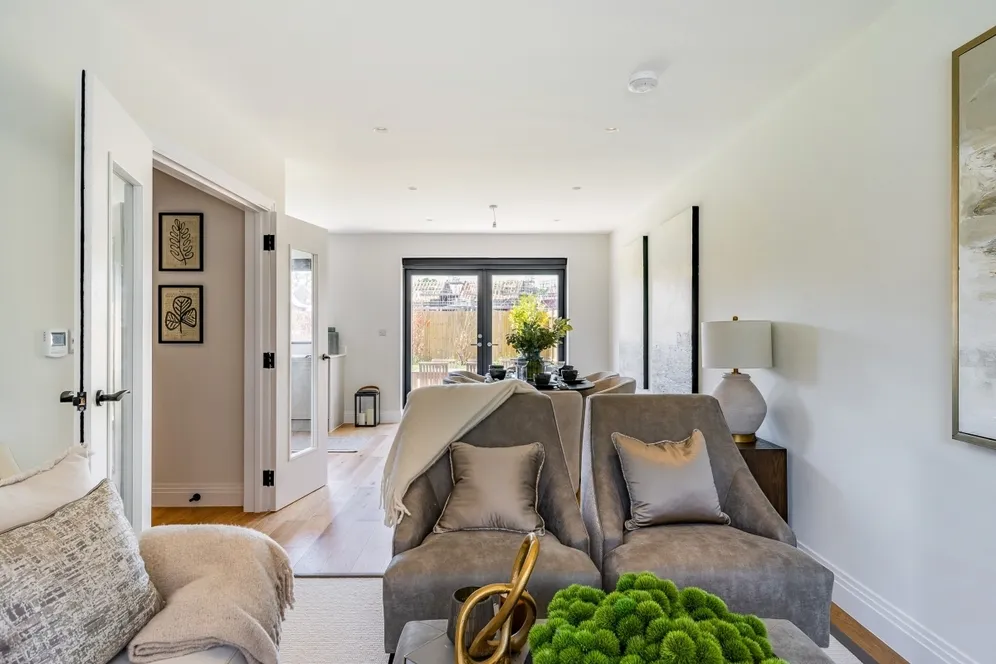 Medland Close Cranleigh GU6 photo 6