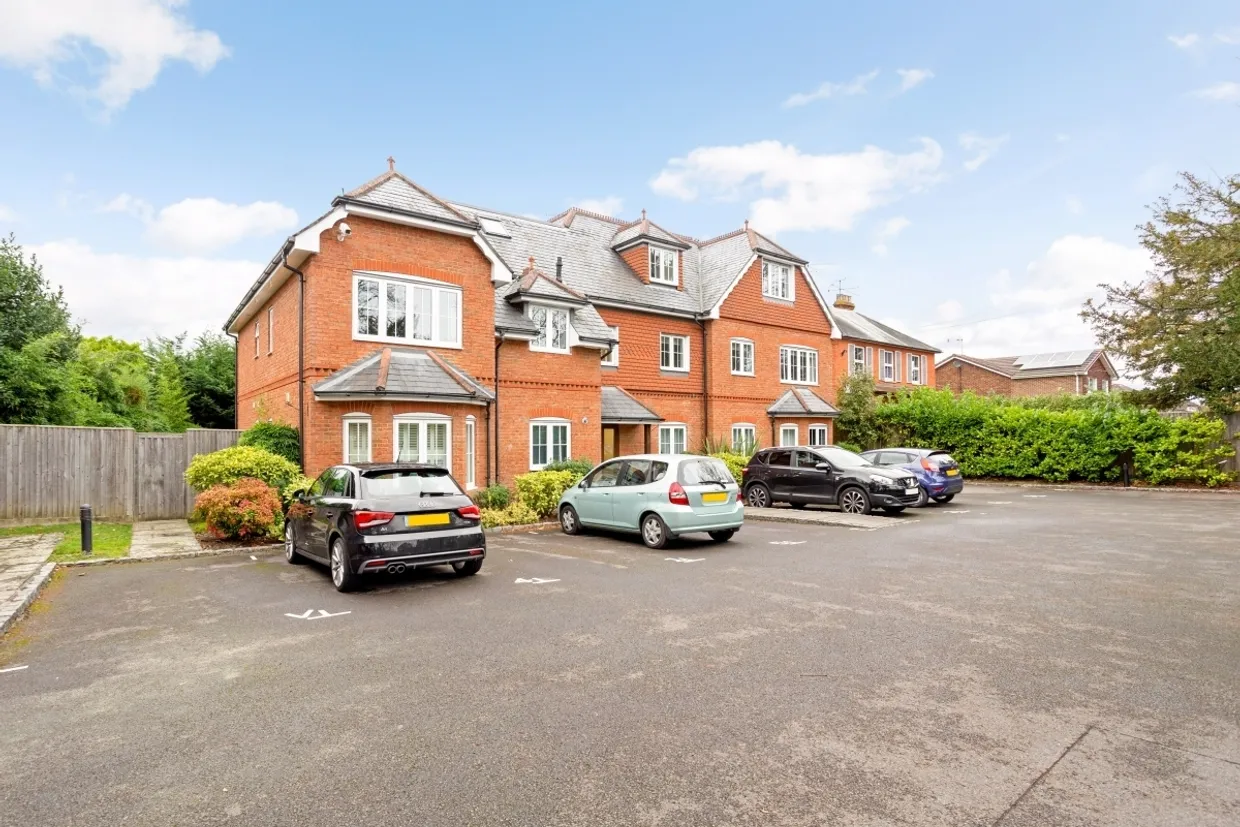 Finchampstead Road, Wokingham RG41 photo 1