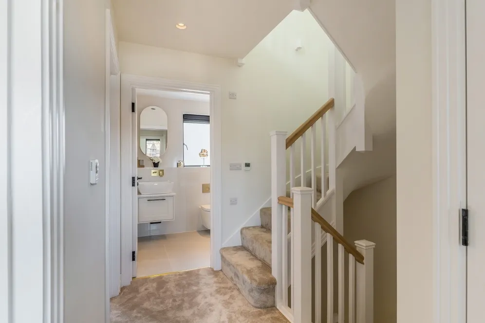 Medland Close Cranleigh GU6 photo 11