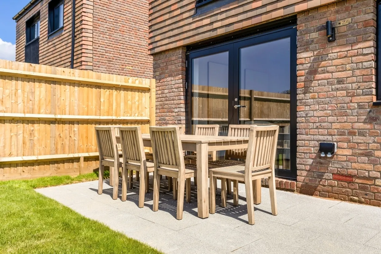 Medland Close Cranleigh GU6 photo 14