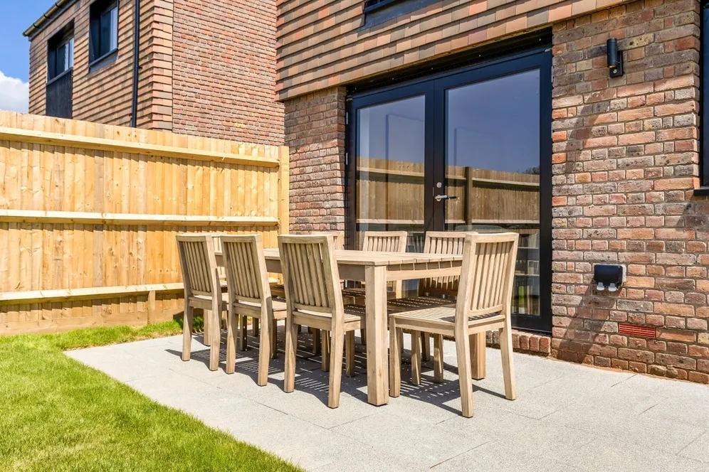 Medland Close Cranleigh GU6 photo 14