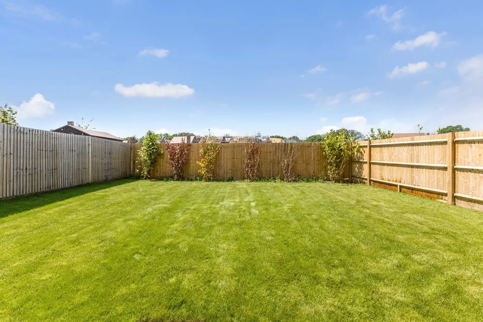 Medland Close Cranleigh GU6 photo 15