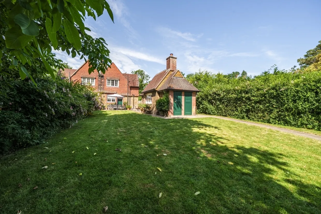 Combe Lane Godalming GU8 photo 15
