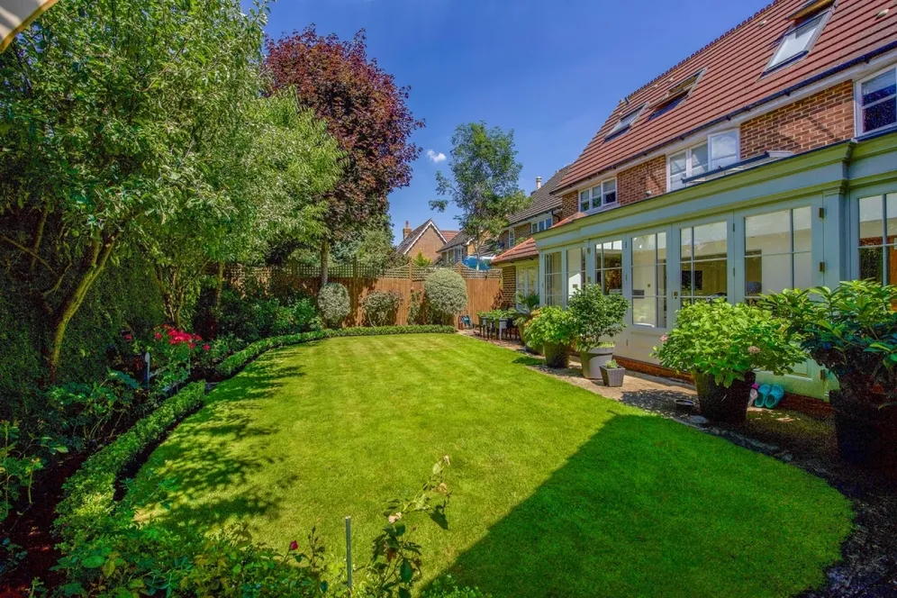 Bainbridge Close, Richmond TW10 photo 21
