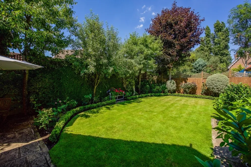 Bainbridge Close, Richmond TW10 photo 22