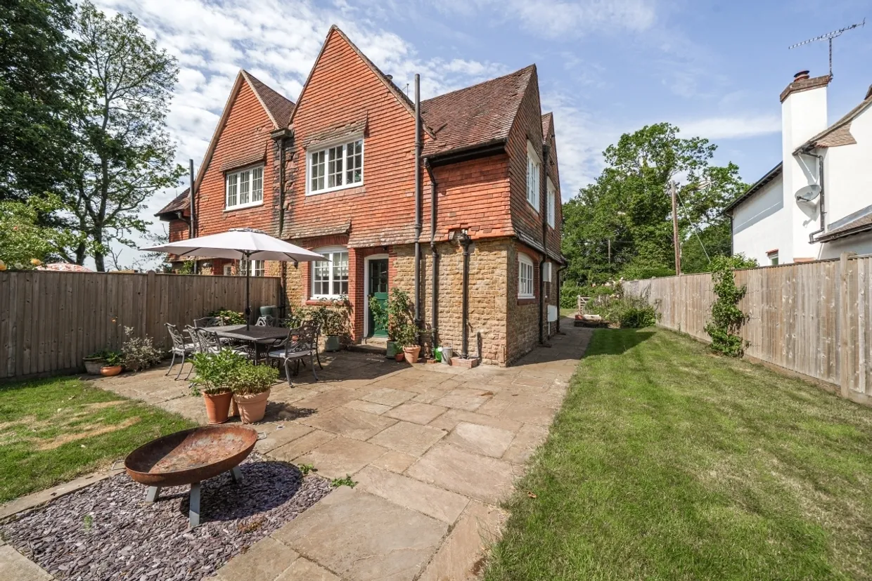 Combe Lane Godalming GU8 photo 17