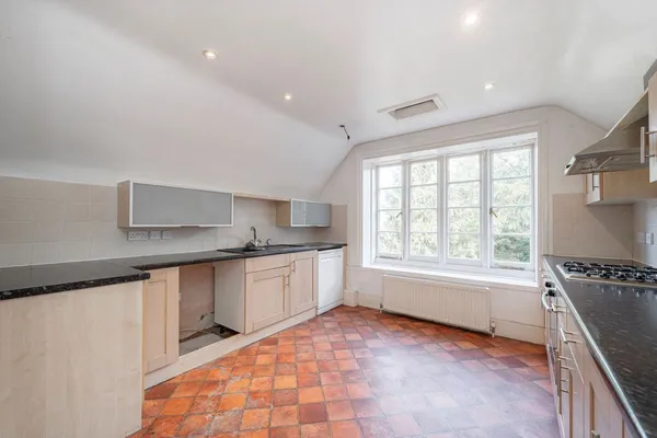 Queens Road, Weybridge, KT13 photo 3