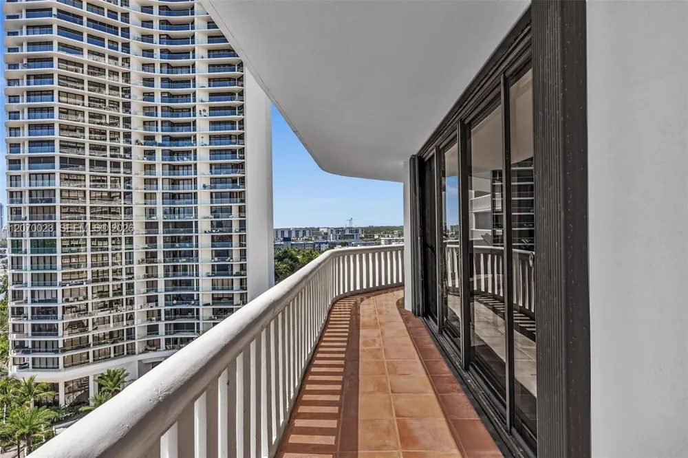 3000 Island Blvd, Aventura, FL 33160