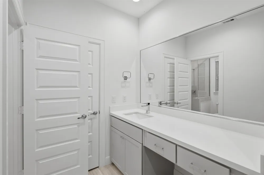2709 Clinton Dr, Houston, TX 77020