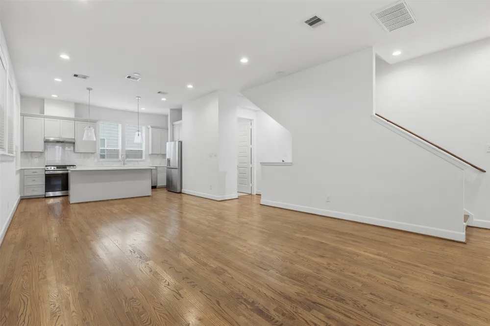 2709 Clinton Dr, Houston, TX 77020