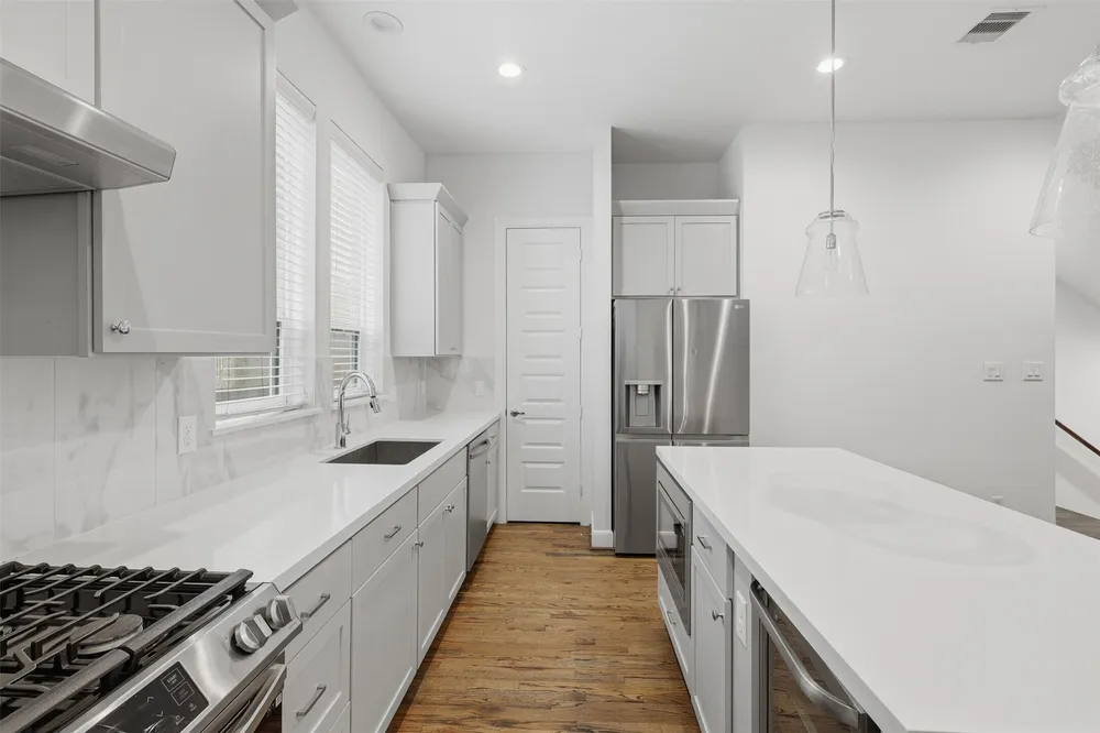 2709 Clinton Dr, Houston, TX 77020