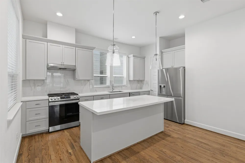 2709 Clinton Dr, Houston, TX 77020