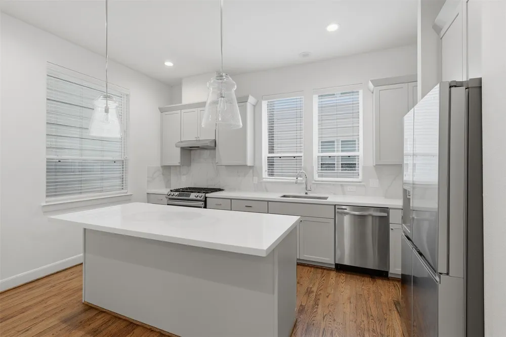 2709 Clinton Dr, Houston, TX 77020