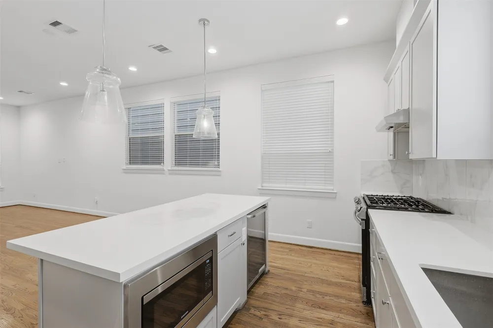 2709 Clinton Dr, Houston, TX 77020
