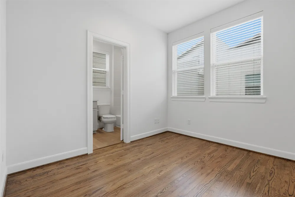 2709 Clinton Dr, Houston, TX 77020