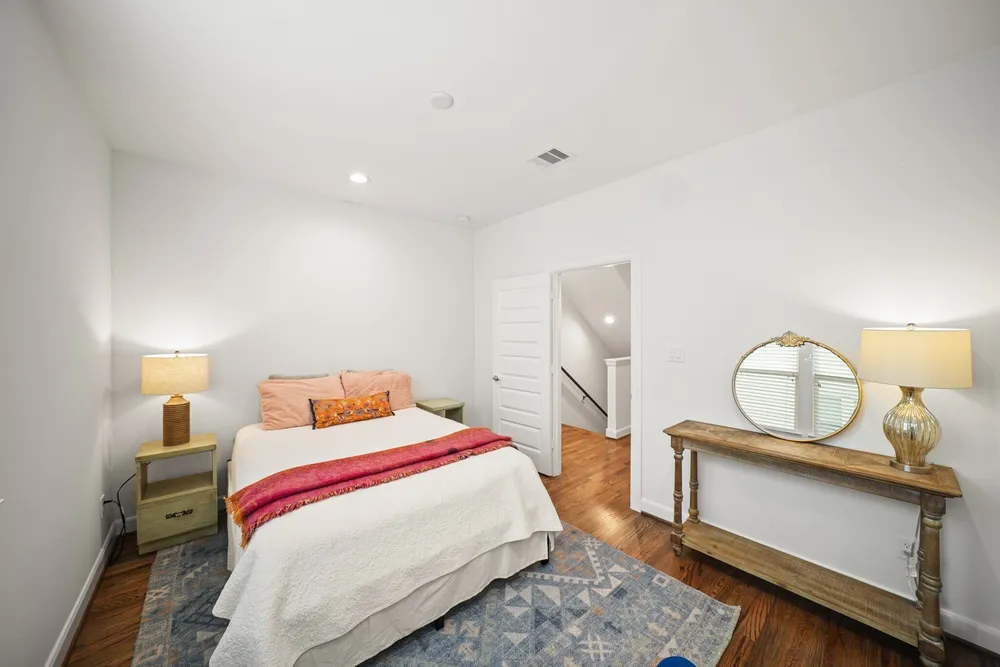 2709 Clinton Dr, Houston, TX 77020