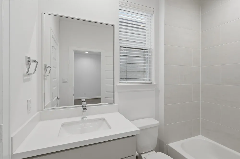 2709 Clinton Dr, Houston, TX 77020
