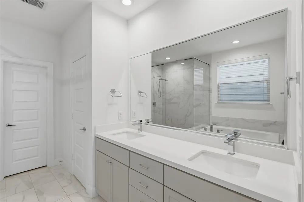 2709 Clinton Dr, Houston, TX 77020