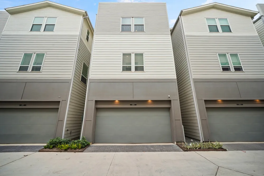 2709 Clinton Dr, Houston, TX 77020