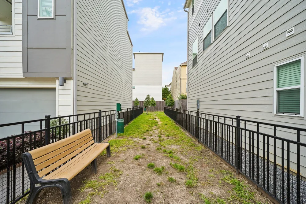2709 Clinton Dr, Houston, TX 77020