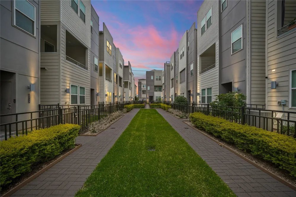 2709 Clinton Dr, Houston, TX 77020