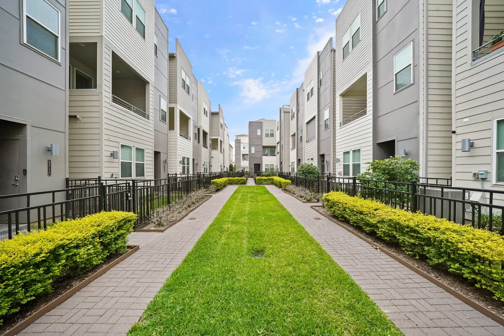 2709 Clinton Dr, Houston, TX 77020