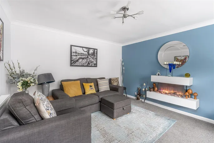 Property carousel image 3