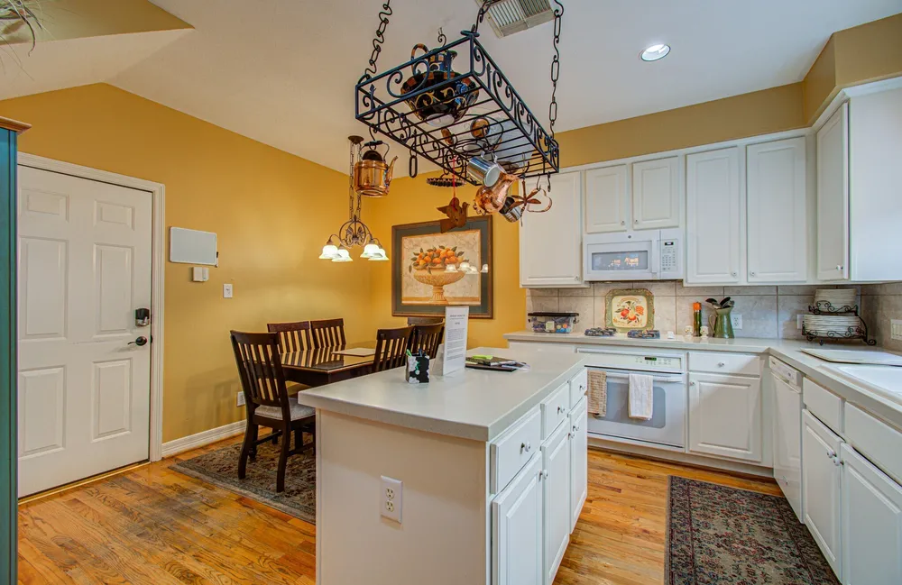 2214 W Holcombe Blvd, Houston, TX 77030