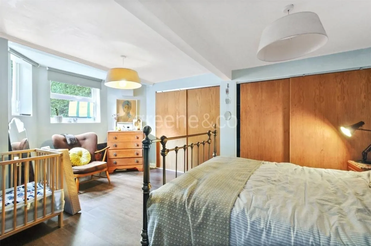 Stapleton Hall Road London N4 photo 4