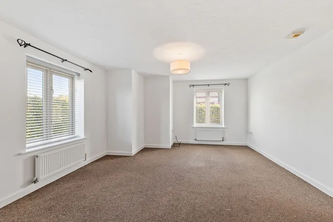 Property carousel image 3